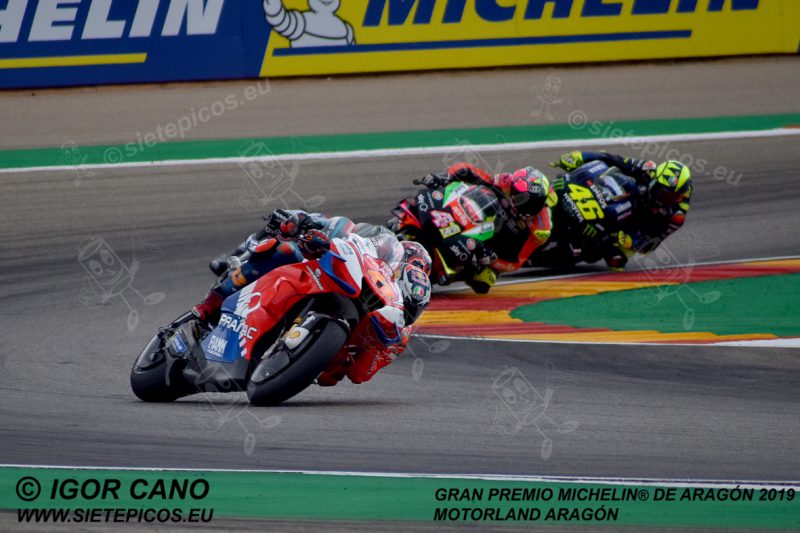 Piloto Jack Miller (43) (Alma Pramac Racing) seguido de Fabio Quartararo (20) (Petronas Yamaha SRT), Aleix Espagaro (41) (Aprilia Racing Team Gresini) y Valentino Rossi (46) (Monster Energy Yamaha MotoGP) en curva 1.Gran Premio Michelin® de Aragón 2019 Motorland Aragón, Alcañiz, Teruel, MotoGPTM