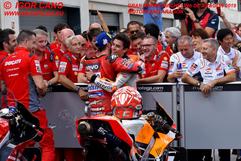 Abrazo entre los pilotos Marc Marquez (93) (Repsol Honda Team) y Andrea Dovicioso (4) (Mission Winnow Ducati) en el corralito. Gran Premio Michelin® de Aragón 2019 Motorland Aragón, Alcañiz, Teruel, MotoGPTM