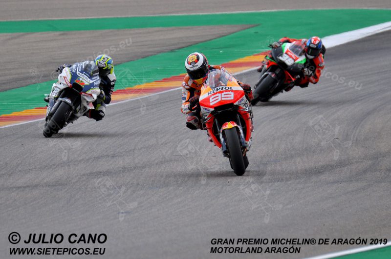 Pilotos Jorge Lorenzo (99) (Repsol Honda Team), Karel Abraham (17) (Reale Avintia Racing) y Bradley Smith (38) (Aprilia Racing Team Gresini) saliendo de curva 12 y entrando en curva 13.Gran Premio Michelin® de Aragón 2019 Motorland Aragón, Alcañiz, Teruel, MotoGPTM