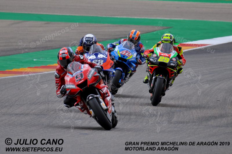 Pilotos Danilo Petrucci (9) (Mission Winnow Ducati), Miguel Oliveira (88) (Red Bull Ktm Tech 3), Andrea Iannone (29) (Aprilia Racing Team Gresini) y Alex Rins (42) (Team Suzuki ECSTAR) saliendo de curva 12 y entrando en curva 13.Gran Premio Michelin® de Aragón 2019 Motorland Aragón, Alcañiz, Teruel, MotoGPTM