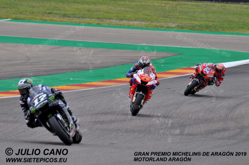 Piloto Maveric Viñales (12) (Monster Energy Yamaha MotoGP) seguido de Jack Miller (43) (Alma Pramac Racing) y Andrea Dovicioso (4) (Mission Winnow Ducati) en curvas 12 y 13 persiguiendo a Marc Marquez. Gran Premio Michelin® de Aragón 2019 Motorland Aragón, Alcañiz, Teruel, MotoGPTM