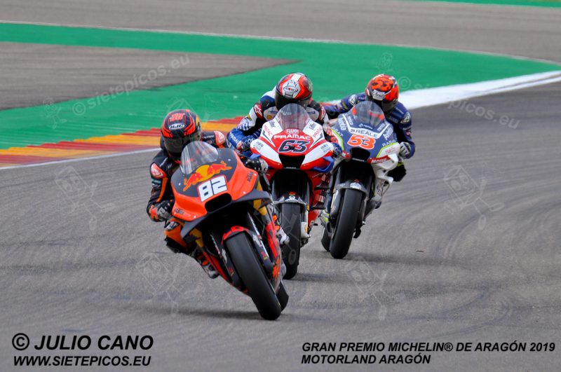 Pilotos Mika Kallio (82) (Red Bull KTM Factory Racing), Francesco (Pecco) Bagnaia (63) (Alma Pramac Racing) y Tito Rabat (53) (Reale Avintia Racing) saliendo de curva 12 y entrando en curva 13.Gran Premio Michelin® de Aragón 2019 Motorland Aragón, Alcañiz, Teruel, MotoGPTM