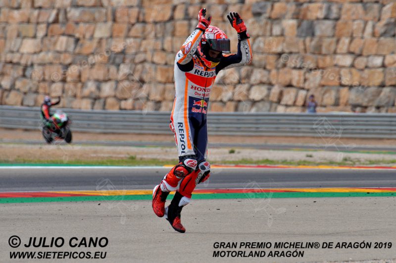 Piloto Marc Marquez (93) (Repsol Honda Team) celebrándolo con su grada. Gran Premio Michelin® de Aragón 2019 Motorland Aragón, Alcañiz, Teruel, MotoGPTM