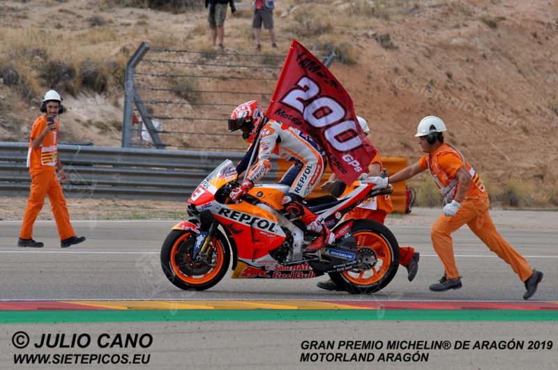 Piloto Marc Marquez (93) (Repsol Honda Team) arrancando la moto tras celebrarlo con su grada.Gran Premio Michelin® de Aragón 2019 Motorland Aragón, Alcañiz, Teruel, MotoGPTM