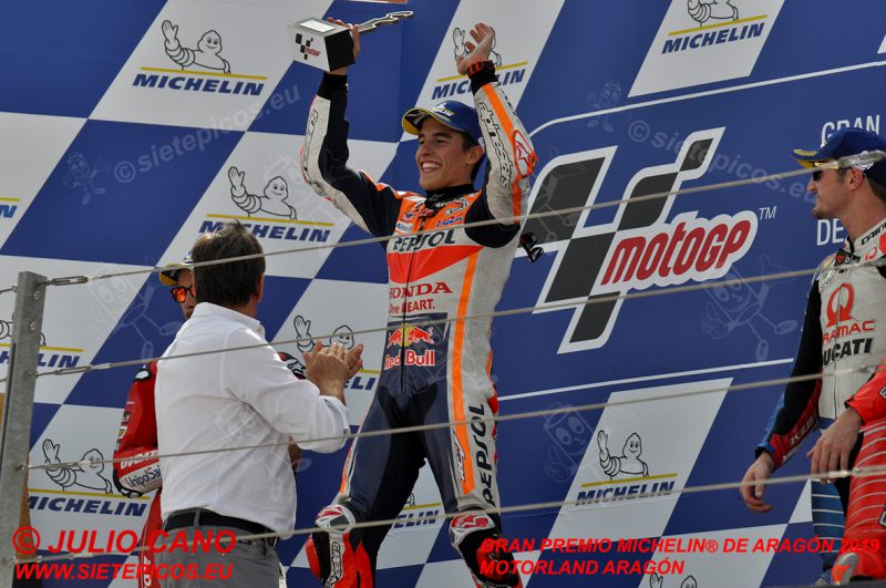 Piloto Marc Marquez (93) (Repsol Honda Team) con el trofeo al vencedor de la carrera. Gran Premio Michelin® de Aragón 2019 Motorland Aragón, Alcañiz, Teruel, MotoGPTM