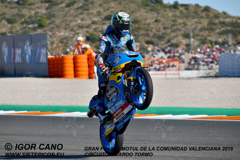 Wheelie del ganador de la carrera de Moto 3 Alonso Lopez (21) saliendo de curva 11.Gran Premio Motul de la Comunidad Valenciana 2019 Circuit Ricardo Tormo Cheste, Valencia, Moto3TM
