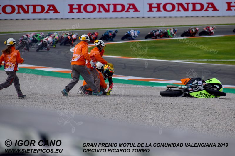 Caida del piloto Jaume Masia (5) (Mugen Race) saliendo de curva Nico Terol.Gran Premio Motul de la Comunidad Valenciana 2019 Circuit Ricardo Tormo Cheste, Valencia, Moto3TM