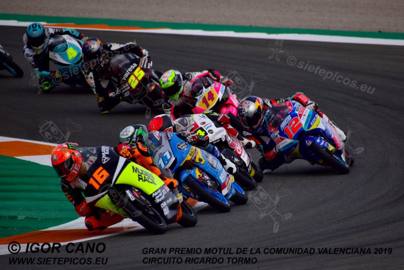 Salida de Moto3 encabezado por el piloto Andrea Migno (16) (Mugen Race) seguido por el piloto Sergio Garcia (11) (Estrella Galicia 0,0) en curva Nico Terol.Gran Premio Motul de la Comunidad Valenciana 2019 Circuit Ricardo Tormo Cheste, Valencia, Moto3TM
