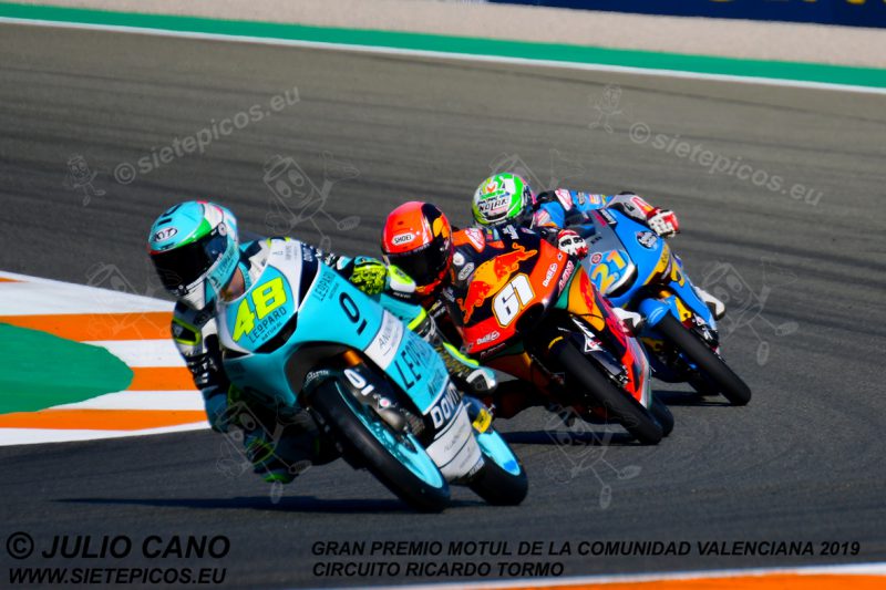 Piloto Lorenzo Dalla Porta (48) (Leopard Racing) seguido de los pilotos Can Oncu (61) (Red Bull KTM Ajo) y Alonso Lopez (21) (Estrella Galicia 0,0) saliendo de curva 11.Gran Premio Motul de la Comunidad Valenciana 2019 Circuit Ricardo Tormo Cheste, Valencia, Moto3TM