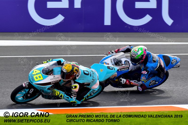 Adelantamiento del piloto Lorenzo Dalla Porta (48) (Leopard Racing) al piloto Alonso Lopez (21) (Estrella Galicia 0,0) en curva Aspar.Gran Premio Motul de la Comunidad Valenciana 2019 Circuit Ricardo Tormo Cheste, Valencia, Moto3TM