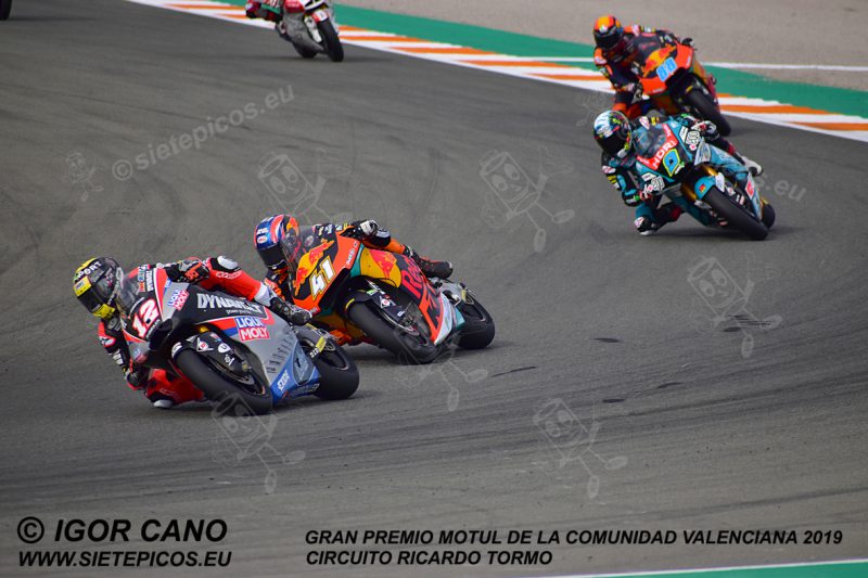 Pilotos Thomas Luthi (12) (Dynavolt Intact GP) y Brad Binder (41) (Red Bull KTM Ajo) en curva Nico Terol seguidos de los pilotos Jorge Navarro (9) (MB Conveyors Speed Up) y Jorge Martin (88) (Red Bull KTM Ajo).Gran Premio Motul de la Comunidad Valenciana 2019 Circuit Ricardo Tormo Cheste, Valencia, Moto2TM