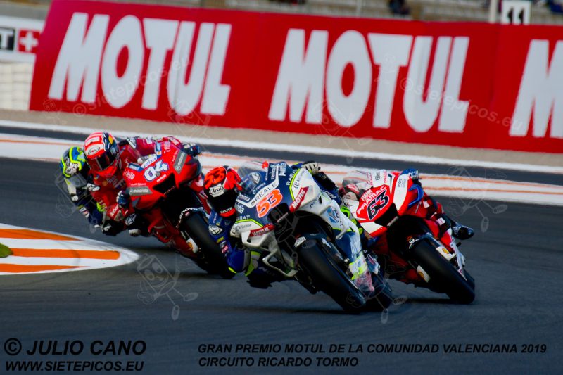 Piloto Tito Rabat (53) (Reale Avintia Racing) seguido de los pilotos Francesco (Pecco) Bagnaia (63) (Alma Pramac Racing), Andrea Dovicioso (4) (Mission Winnow Ducati) y Karel Abraham (17) (Reale Avintia Racing) saliendo de curva 11. Gran Premio Motul de la Comunidad Valenciana 2019 Circuit Ricardo Tormo Cheste, Valencia, MotoGPTM