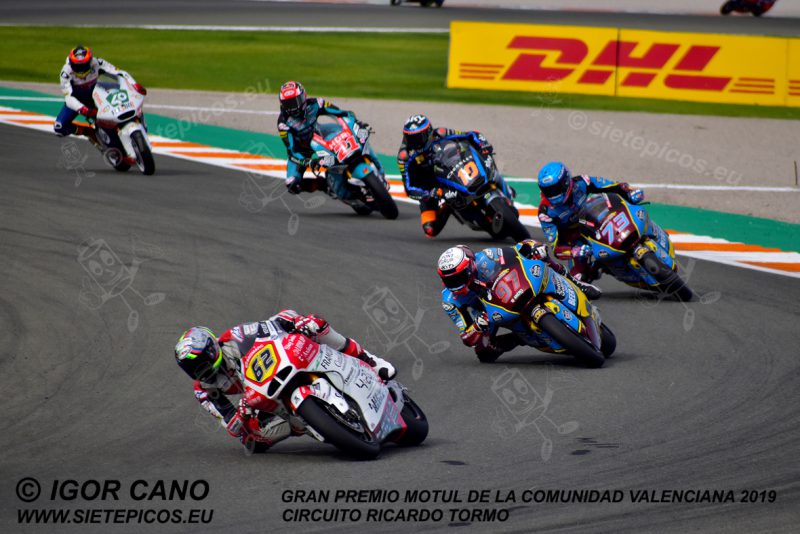 Pilotos Stefano Manzi (62) (MV Agusta Idealavoro Forward), Xavi Vierge (97) y Alex Marquez (73) (Estrella Galicia 0,0 Marc VDS), Luca Marini (10) (SKY Racing Team VR46), Fabio Di Giannantonio (21) (MB Conveyors Speed Up) y Augusto Fernandez (40) (Flexbox HP 40) en curva Nico Terol.Gran Premio Motul de la Comunidad Valenciana 2019 Circuit Ricardo Tormo Cheste, Valencia, Moto2TM