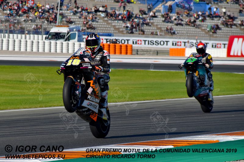 Doble wheelie de los pilotos Xavi Cardelus (18) (Inde Angel Nieto Team) y Adam Norrodin (47) (Petronas Sprinta Racing) saliendo de curva 11. Gran Premio Motul de la Comunidad Valenciana 2019 Circuit Ricardo Tormo Cheste, Valencia, Moto2TM