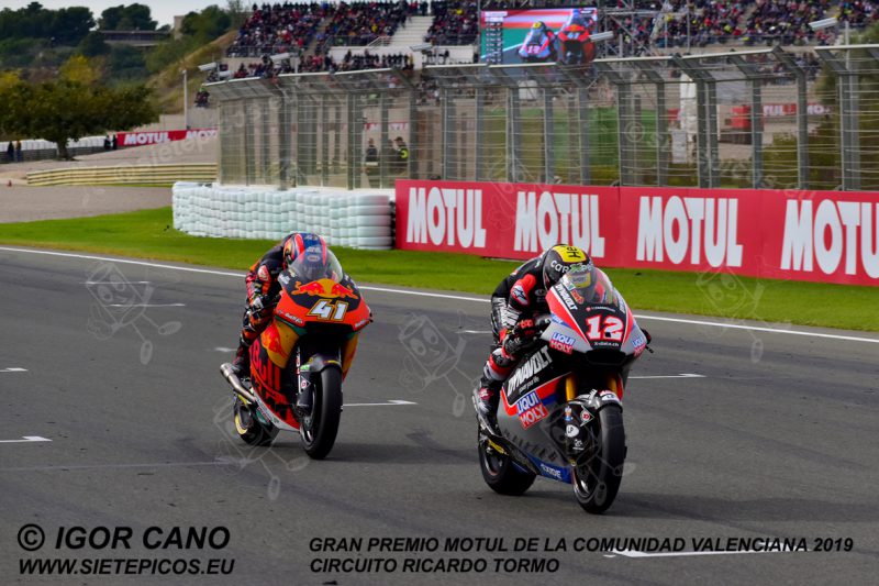 Pilotos Thomas Luthi (12) (Dynavolt Intact GP) y Brad Binder (41) (Red Bull KTM Ajo) pasando por recta de meta.Gran Premio Motul de la Comunidad Valenciana 2019 Circuit Ricardo Tormo Cheste, Valencia, Moto2TM
