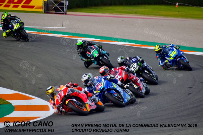 Pilotos Marc Marquez (93) (Repsol Honda Team), Alex Rins (42) (Team Suzuki ECSTAR), Andrea Dovicioso (4) (Mission Winnow Ducati), Maveric Viñales (12) (Monster Energy Yamaha MotoGP), Joan Mir (36) (Team Suzuki ECSTAR) y Franco Moribidelli (21) (Petronas Yamaha SRT) en curva Nico Terol seguidos del piloto Valentino Rossi (46) (Monster Energy Yamaha MotoGP). Gran Premio Motul de la Comunidad Valenciana 2019 Circuit Ricardo Tormo Cheste, Valencia, MotoGPTM