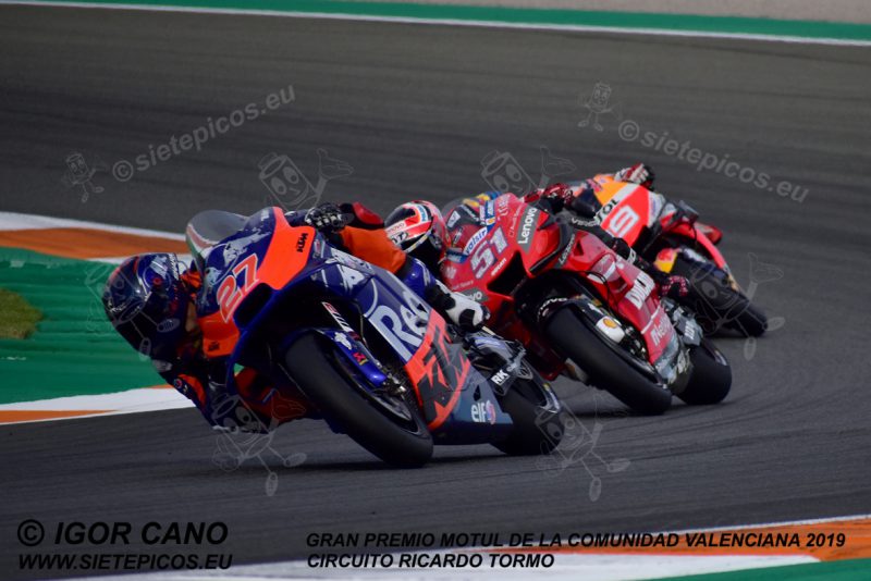 Piloto Iker Lecuona (27) (Red Bull Ktm Tech 3) saliendo de curva Nico Terol seguido por los pilotos Michele Pirro (51) (Mission Winnow Ducati) y Jorge Lorenzo (99) (Repsol Honda Team).Gran Premio Motul de la Comunidad Valenciana 2019 Circuit Ricardo Tormo Cheste, Valencia, MotoGPTM