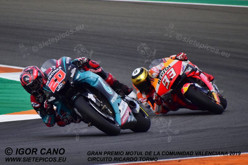 Piloto Fabio Quartararo (20) (Petronas Yamaha SRT) saliendo de curva Nico Terol seguido del piloto Marc Marquez (93) (Repsol Honda Team). Gran Premio Motul de la Comunidad Valenciana 2019 Circuit Ricardo Tormo Cheste, Valencia, MotoGPTM