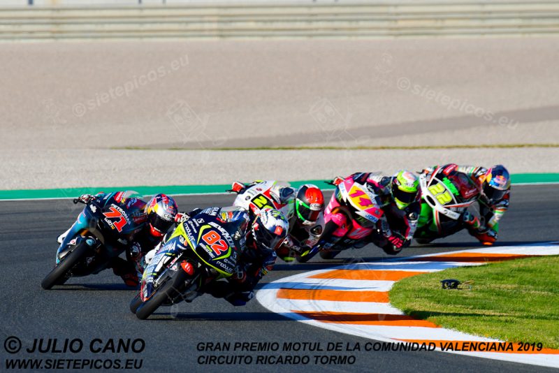 Piloto Stefano Nepa (82) (Reale Avintia Arizona 77) seguido de los pilotos Ayumu Sasaki (71) (Petronas Sprinta Racing), Tatsuki Suzuki (24) (SIC58 Squadra Corse), Tony Arbolino (14) (VNE Snipers) y Kazuki Masaki (22) (BOE Skull Rider Mugen Race) en curva Bernat Martínez.Gran Premio Motul de la Comunidad Valenciana 2019 Circuit Ricardo Tormo Cheste, Valencia, Moto3TM
