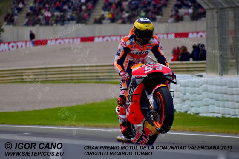 Wheelie del piloto Marc Marquez (93) (Repsol Honda Team) entrando en linea de meta ganando la carrera de MotoGPTM 2019. Gran Premio Motul de la Comunidad Valenciana 2019 Circuit Ricardo Tormo Cheste, Valencia, MotoGPTM