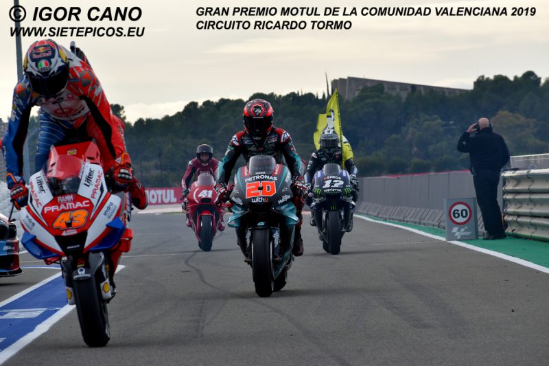 Stoppie del piloto Jack Miller (43) (Alma Pramac Racing) seguido de los pilotos Fabio Quartararo (20) (Petronas Yamaha SRT), Maveric Viñales (12) (Monster Energy Yamaha MotoGP) y Aleix Espagaro (41) (Aprilia Racing Team Gresini) a la entrada del Pit Lane tras la carrera.Gran Premio Motul de la Comunidad Valenciana 2019 Circuit Ricardo Tormo Cheste, Valencia, MotoGPTM