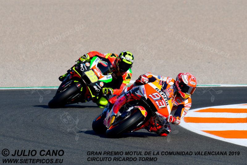 Pilotos Marc Marquez (93) (Repsol Honda Team) y Andrea Iannone (29) (Aprilia Racing Team Gresini) en curva Bernat Martínez.Gran Premio Motul de la Comunidad Valenciana 2019 Circuit Ricardo Tormo Cheste, Valencia, MotoGPTM