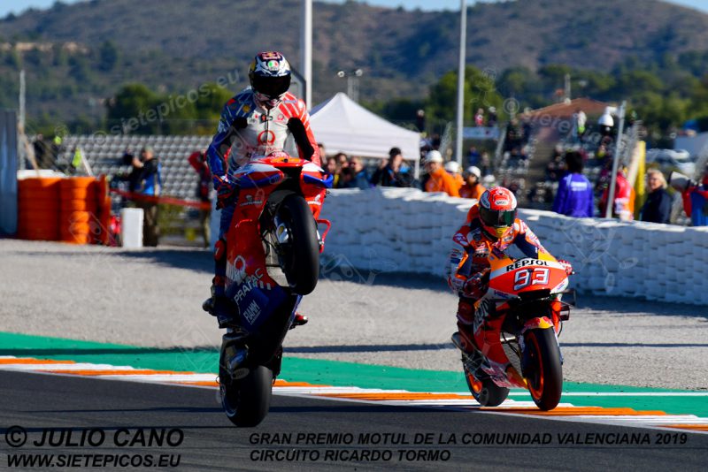 Wheelie del piloto Jack Miller (43) (Alma Pramac Racing) saliendo de curva 11 rebasado por el piloto Marc Marquez (93) (Repsol Honda Team).Gran Premio Motul de la Comunidad Valenciana 2019 Circuit Ricardo Tormo Cheste, Valencia, MotoGPTM