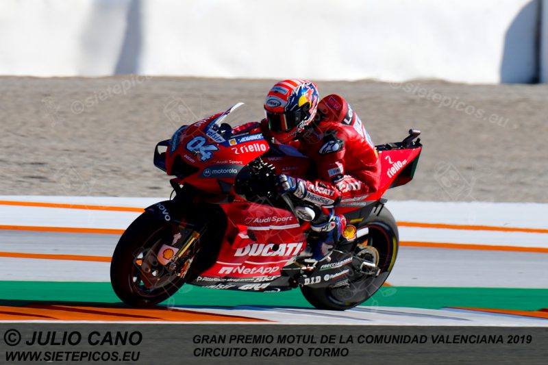 Piloto Andrea Dovicioso (4) (Mission Winnow Ducati) subiendo hacia curva Doohan. Gran Premio Motul de la Comunidad Valenciana 2019 Circuit Ricardo Tormo Cheste, Valencia, MotoGPTM