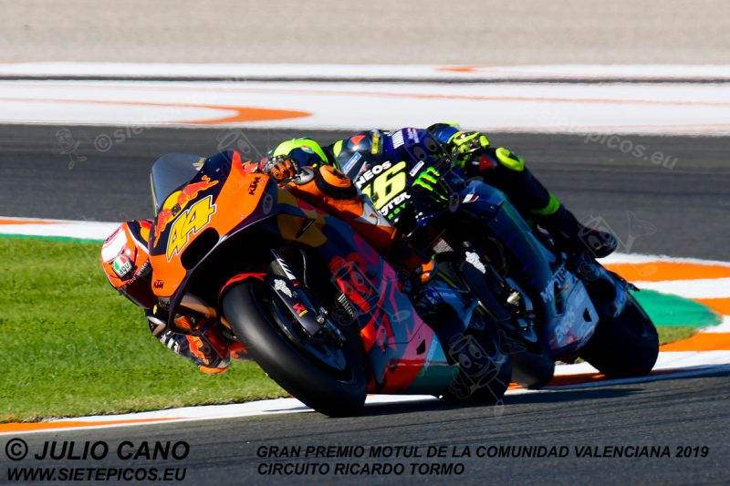 Pilotos Pol Espargaro (44) (Red Bull KTM Factory Racing) y Valentino Rossi (46) (Monster Energy Yamaha MotoGP) saliendo de curva 11. Gran Premio Motul de la Comunidad Valenciana 2019 Circuit Ricardo Tormo Cheste, Valencia, MotoGPTM