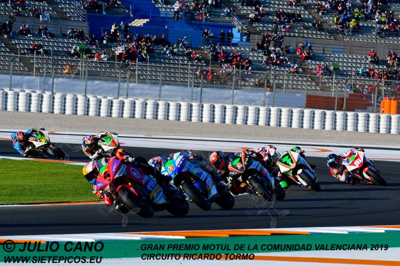Piloto Hector Garzo (4) (Tech 3 E-Racing) saliendo de curva 11 seguido de los pilotos Matteo Ferrari (11) (TRENTINO Gresini MotoE) y Jesko Raffin (2) (Dynavolt Intact GP).Gran Premio Motul de la Comunidad Valenciana 2019 Circuit Ricardo Tormo Cheste, Valencia, MotoETM