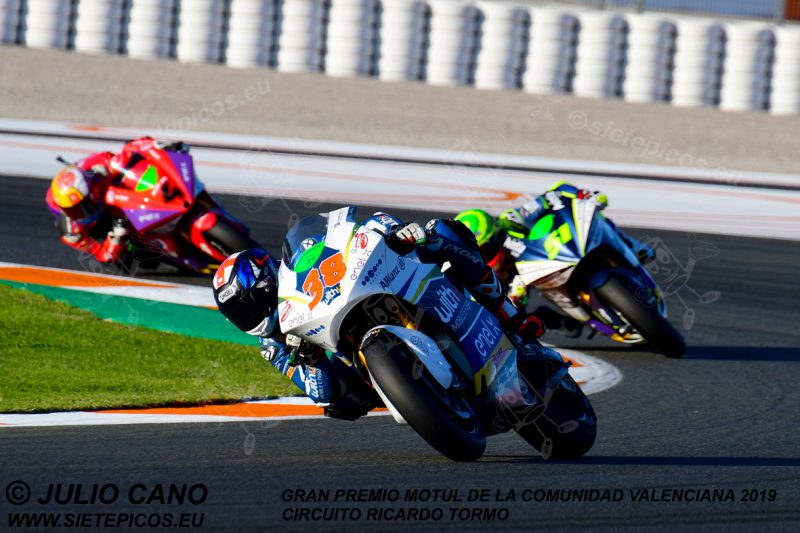 Piloto Bradley Smith (38) (One Energy Racing) saliendo de curva 11 seguido de los pilotos Eric Granado (51) (Avintia Esponsorama Racing) y Hector Garzo (4) (Tech 3 E-Racing).Gran Premio Motul de la Comunidad Valenciana 2019 Circuit Ricardo Tormo Cheste, Valencia, MotoETM
