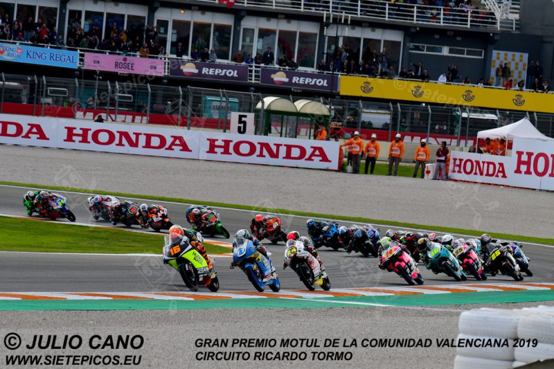 Salida de Moto3 encabezado por el piloto Andrea Migno (16) (Mugen Race) seguido por los pilotos Sergio Garcia (11) (Estrella Galicia 0,0) y Tatsuki Suzuki (24) (SIC58 Squadra Corse) en curva 5.Gran Premio Motul de la Comunidad Valenciana 2019 Circuit Ricardo Tormo Cheste, Valencia, Moto3TM