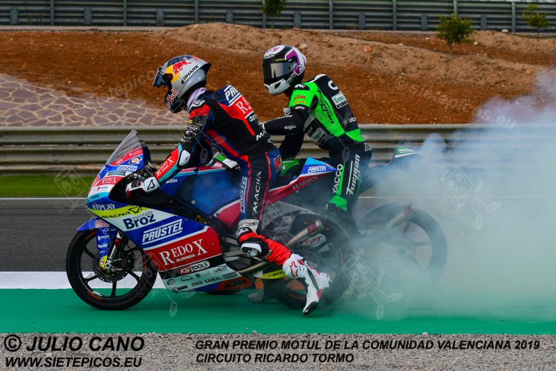 Pilotos Filip Salac (12) (Redox PruestelGP) y Tom Booth-amos (69) (CIP Green Power) quemando rueda antes de curva Champi Herreros tras la carrera.Gran Premio Motul de la Comunidad Valenciana 2019 Circuit Ricardo Tormo Cheste, Valencia, Moto3TM