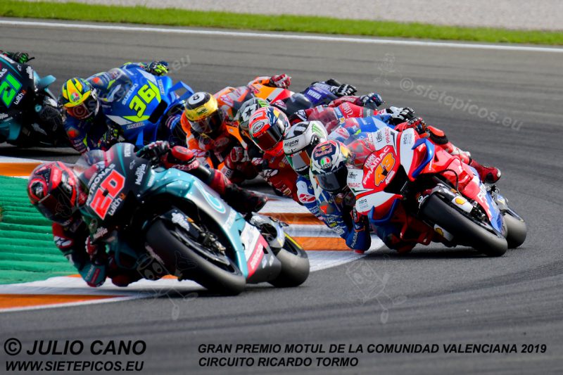 Pilotos Fabio Quartararo (20) (Petronas Yamaha SRT), Jack Miller (43) (Alma Pramac Racing), Alex Rins (42) (Team Suzuki ECSTAR), Andrea Dovicioso (4) (Mission Winnow Ducati), Maveric Viñales (12) (Monster Energy Yamaha MotoGP), Marc Marquez (93) (Repsol Honda Team), Joan Mir (36) (Team Suzuki ECSTAR) y Franco Moribidelli (21) (Petronas Yamaha SRT) en curva 5. Gran Premio Motul de la Comunidad Valenciana 2019 Circuit Ricardo Tormo Cheste, Valencia, MotoGPTM