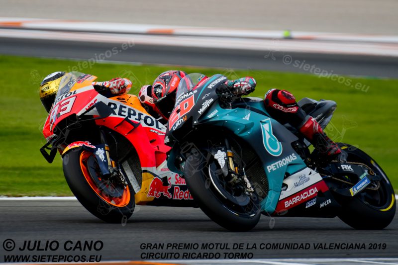 Adelantamiento ganador del piloto Marc Marquez (93) (Repsol Honda Team) al piloto Fabio Quartararo (20) (Petronas Yamaha SRT) saliendo de la curva 11. Gran Premio Motul de la Comunidad Valenciana 2019 Circuit Ricardo Tormo Cheste, Valencia, MotoGPTM