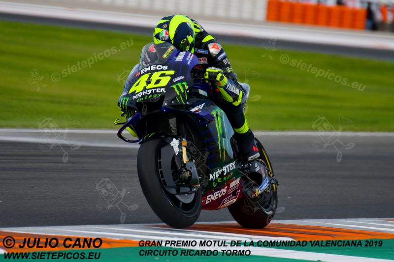 Piloto Valentino Rossi (46) (Monster Energy Yamaha MotoGP) saliendo de curva 11. Gran Premio Motul de la Comunidad Valenciana 2019 Circuit Ricardo Tormo Cheste, Valencia, MotoGPTM