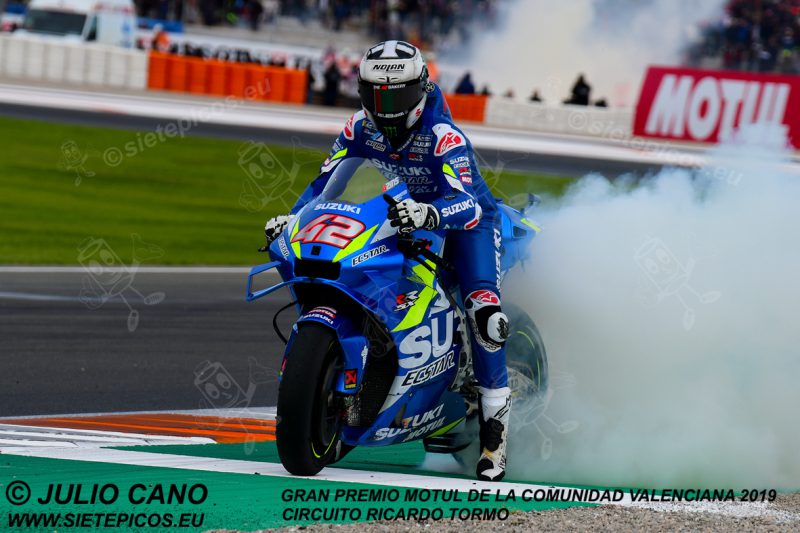 Piloto Alex Rins (42) (Team Suzuki ECSTAR) quemando rueda despues de curva 11. Gran Premio Motul de la Comunidad Valenciana 2019 Circuit Ricardo Tormo Cheste, Valencia, MotoGPTM
