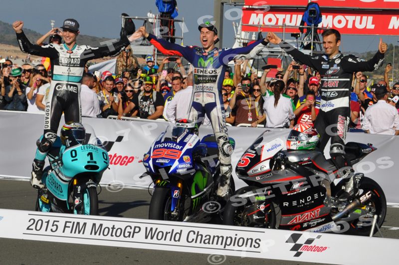 Pilotos Danny Kent (1) (Leopard Racing), Jorge Lorenzo (99) (Movistar Yamaha) y Johann Zarco (5) (Ajomotorsport) campeones de las tres categorias de motociclismo Gran Premio de la Comunidad Valenciana "Cheste" 2015 de MotociclismoLorenzo (99) y