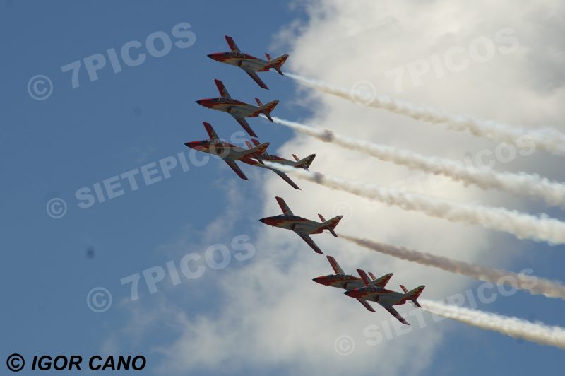7 Aviones volando en formación Gran Premio de España Jerez 2016 de Motociclismo