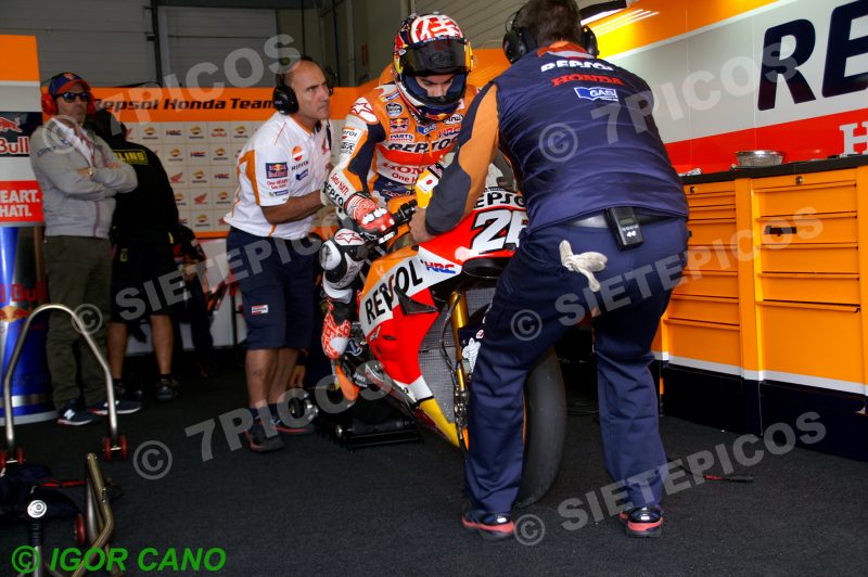 Piloto Dani Pedrosa (26) (Repsol Honda) arrancando la moto en box junto a 2 mecanicos Gran Premio de España Jerez 2016 de Motociclismo