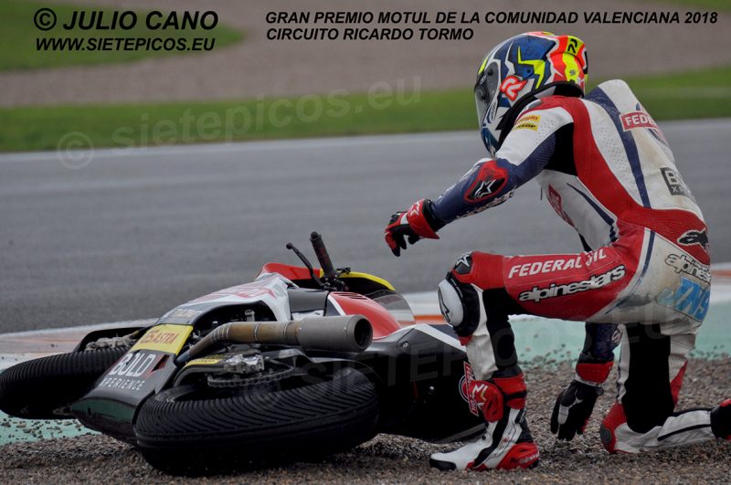 Caida del Piloto Jorge Navarro (9) (Federal Oil Gresini Moto2) en curva Nico Terol Gran Premio Motul de la Comunidad Valenciana 2018 Cheste, Valencia, Moto2TM