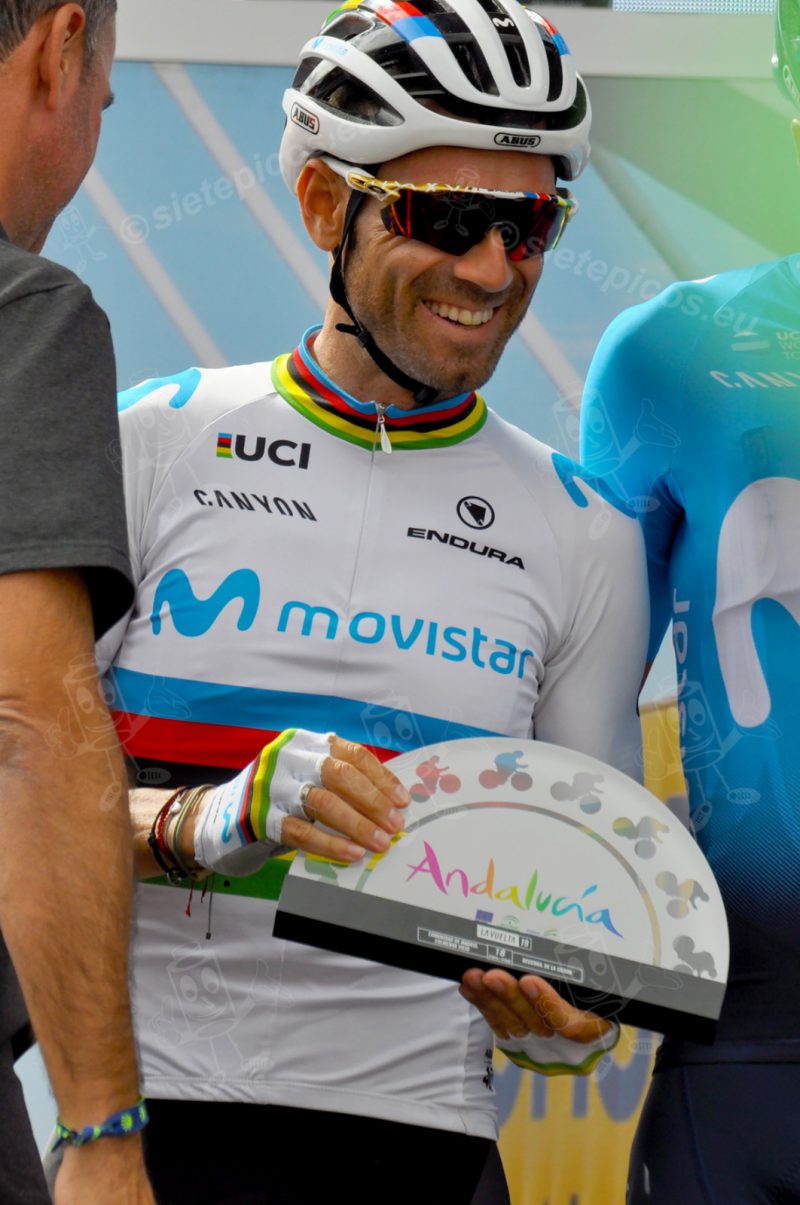 Corredor Alejandro Valverde (Movistar Team) con el trofeo al mejor equipo en el control de firmas de Avila. Vuelta Ciclista a España 2019. La vuelta 2019