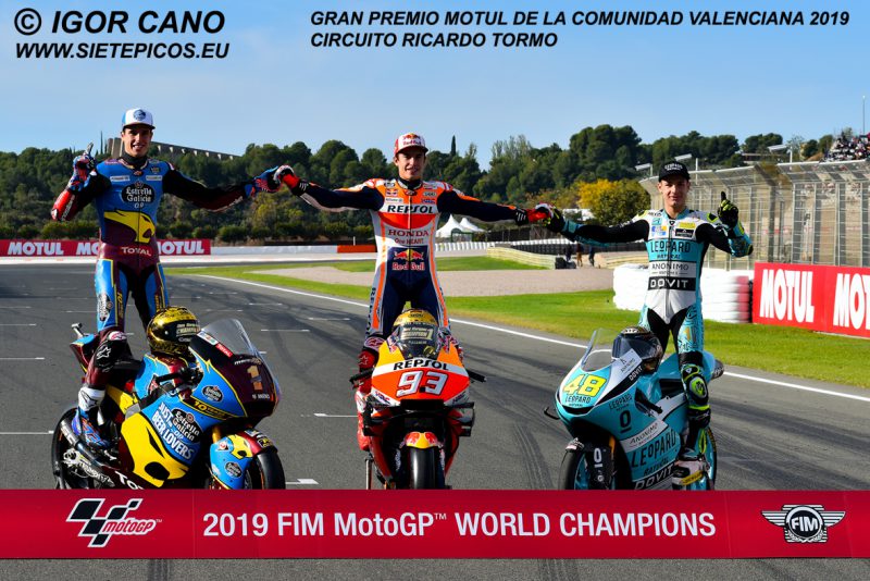 Pilotos Campeones del mundo 2019 de las categorías Moto2 Alex Marquez (73) (Estrella Galicia 0,0 Marc VDS), MotoGP Marc Marquez (93) (Repsol Honda Team), Moto3 Lorenzo Dalla Porta (48) (Leopard Racing) sobre sus motocicletas.Gran Premio Motul de la Comunidad Valenciana 2019 Circuit Ricardo Tormo Cheste, Valencia, MotoGPTM.Cheste-2019