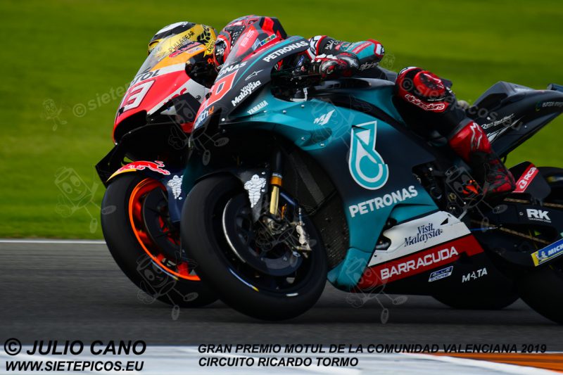 Adelantamiento ganador del piloto Marc Marquez (93) (Repsol Honda Team) al piloto Fabio Quartararo (20) (Petronas Yamaha SRT) saliendo de la curva 11. Gran Premio Motul de la Comunidad Valenciana 2019 Circuit Ricardo Tormo Cheste, Valencia, MotoGPTM.Cheste-2019