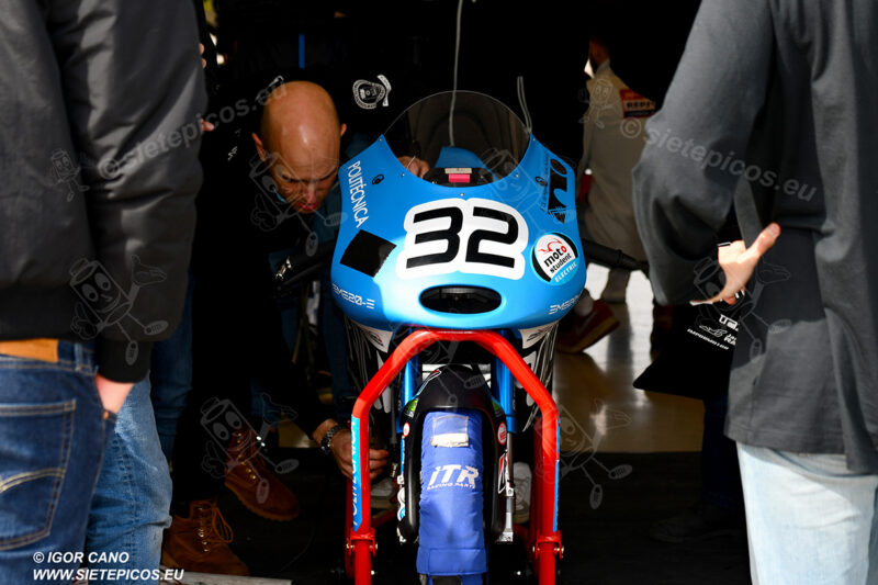 Moto Electrica en Box de la UPM. Circuito del Jarama Race. Madrid. 27 de marzo.