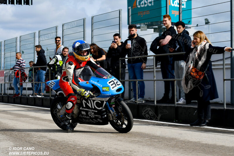 Piloto Marcos Cardenas en pit lane saliendo del box UPM. Circuito del Jarama Race. Madrid. 27 de marzo.