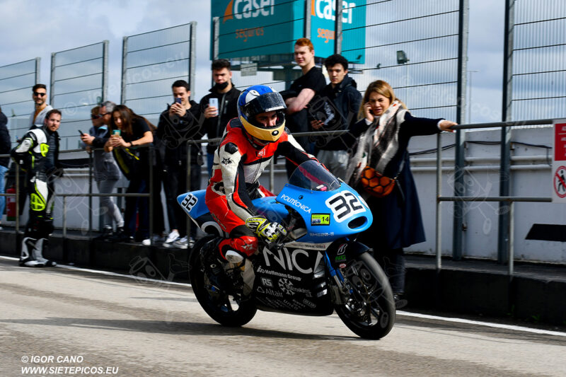 Piloto Marcos Cardenas en pit lane. Circuito del Jarama Race. Madrid. 27 de marzo.
