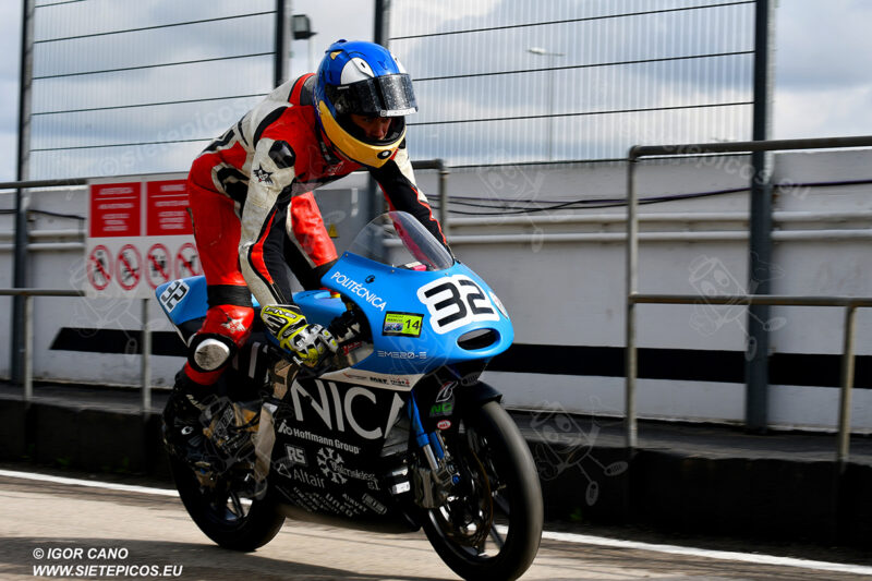 Piloto Marcos Cardenas en pit lane. Circuito del Jarama Race. Madrid. 27 de marzo.