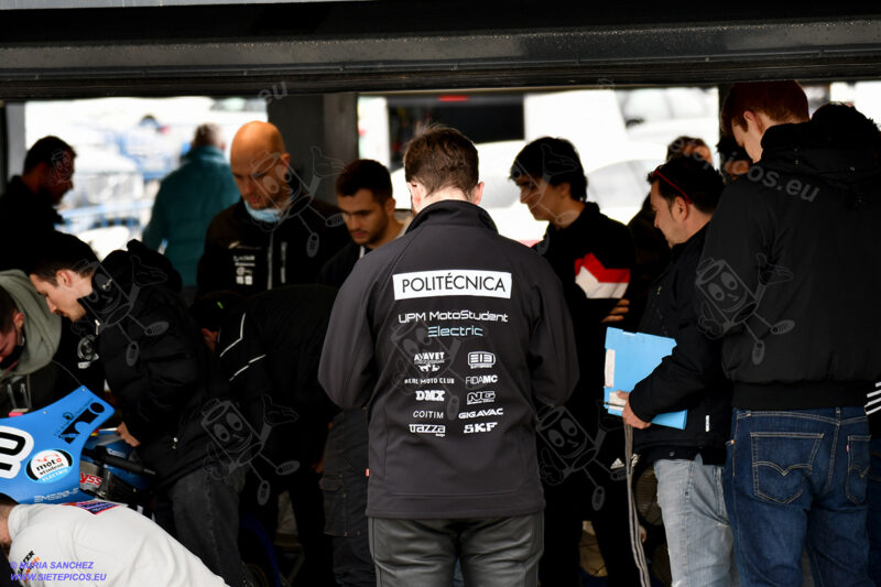 Ingenieros UPM en box. Circuito del Jarama Race. Madrid. 27 de marzo.