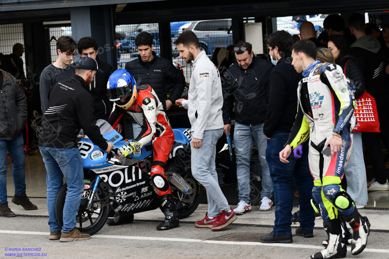 Piloto Marcos Cardenas en pit lane saliendo del box UPM. Circuito del Jarama Race. Madrid. 27 de marzo.